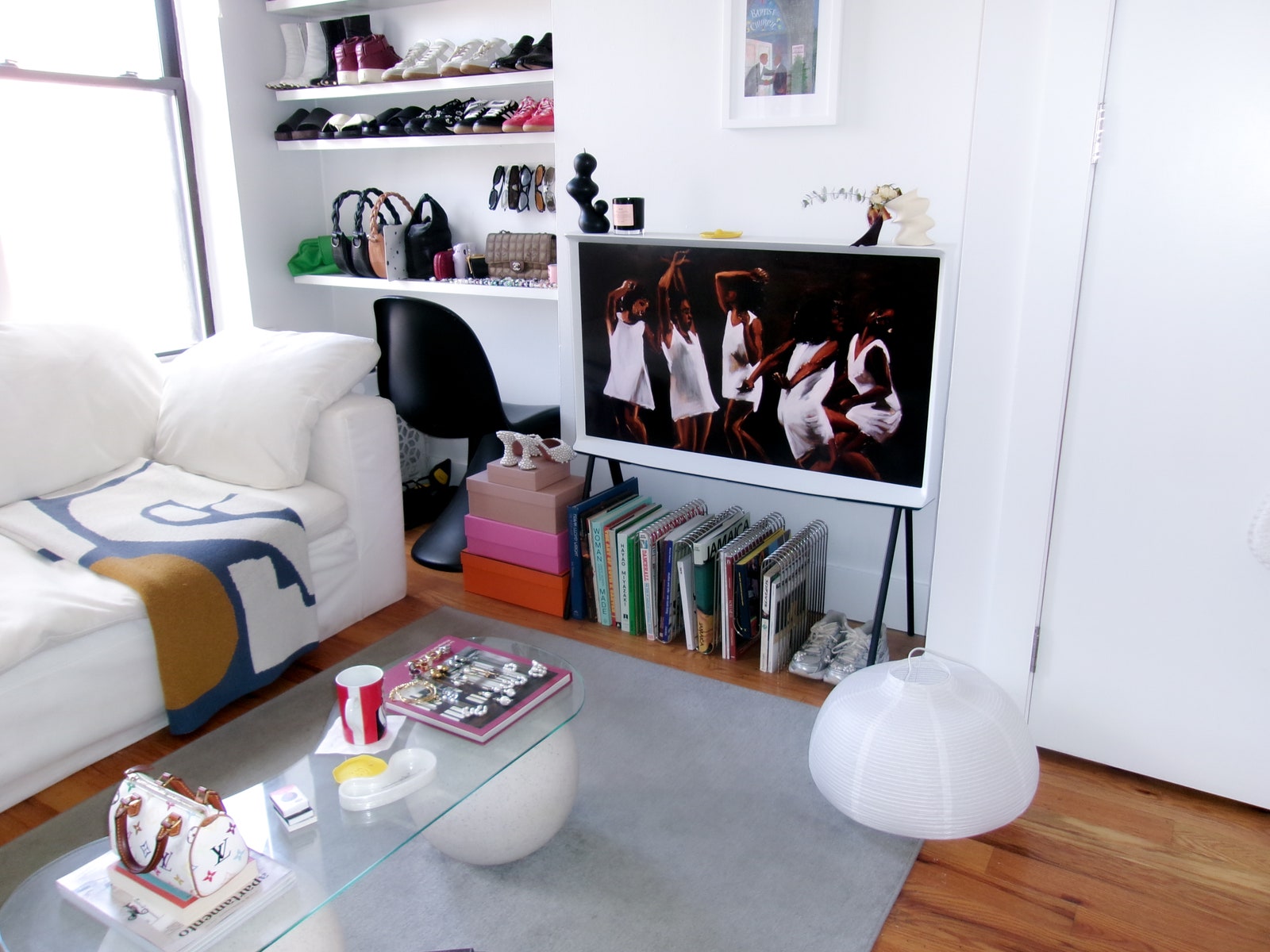 Raynes Curva Magazine Rack fits perfectly under her Frame TV in her Brooklyn home