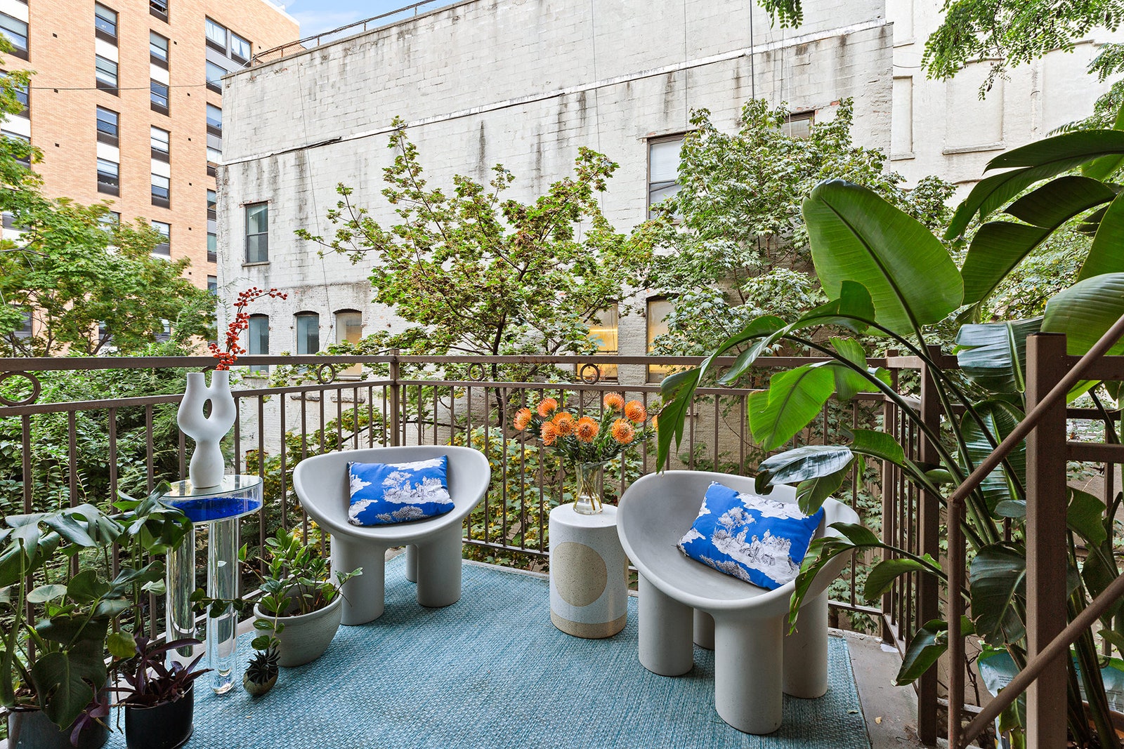 The lush deck is outfitted with sculptural Faye Toogood Roly Poly chairs.